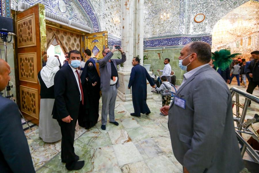 السفير الهولندي بالعراق من مرقد امير المؤمنين :شرف عظيم أن أكون في هذا المكان المقدس (مصور)