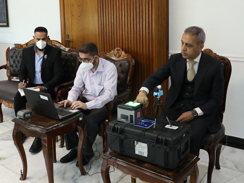 رئيس مجلس القضاء العراقي يحدث بطاقته البايومترية