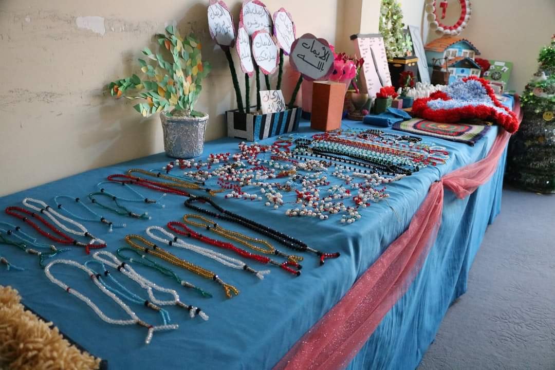 مكفوفون في كربلاء يتمكنون من صناعة الحرف اليدوية والاكسسوارات بطرق فنية