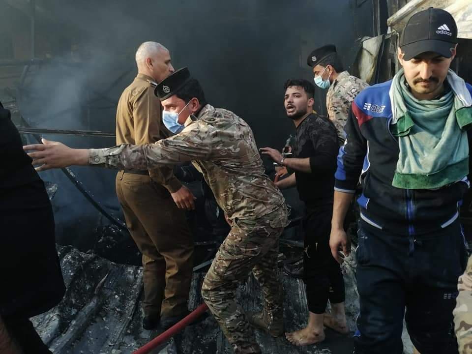 بالصور:حريق كبير يلتهم عدد من الابنية في احد اسواق قضاء طوريج بكربلاء مع انقاذ عائلة كاملة (مصور)