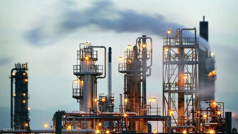 النفط ينخفض دون 63 دولاراً للبرميل