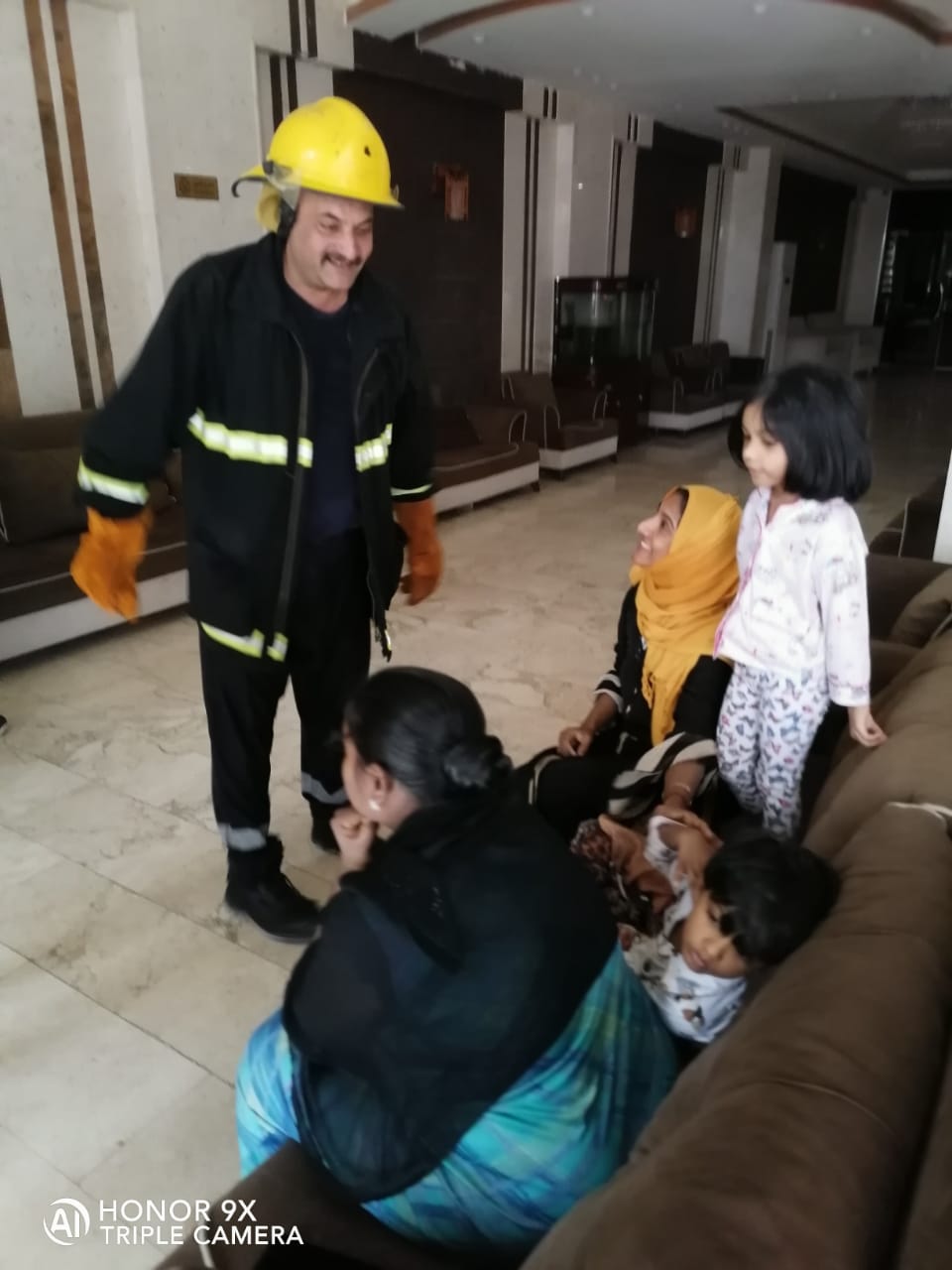 الدفاع المدني ينقذ 11 عاملا اجنبيا احتجزوا في حريق فندق وسط كربلاء