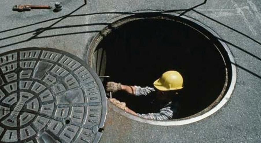 بالصور:انتشال جثث لعمال من داخل فتحة مجاري شرقي كربلاء