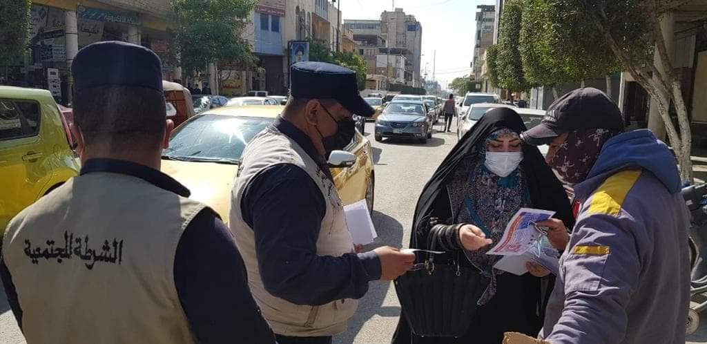 شاهد بالصور:حملة توعوية ميدانية وتوزيع كمامات بين المواطنين في شوارع كربلاء تجنبا للاصابة بكورونا