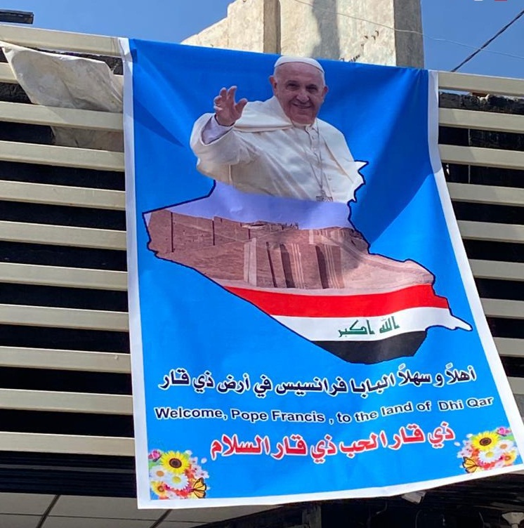 يافطات ترحيبية لزيارة بابا الفاتكان وسط ساحة الحبوبي في الناصرية