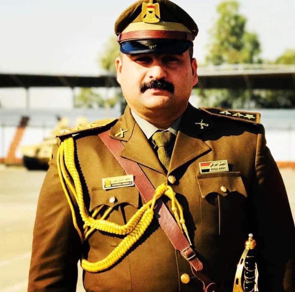 بالصور:ضابط عراقي يبادر بنفسه ويكسي الطريق الرابط بين الكلية العسكرية الاولى وقناة الجيش