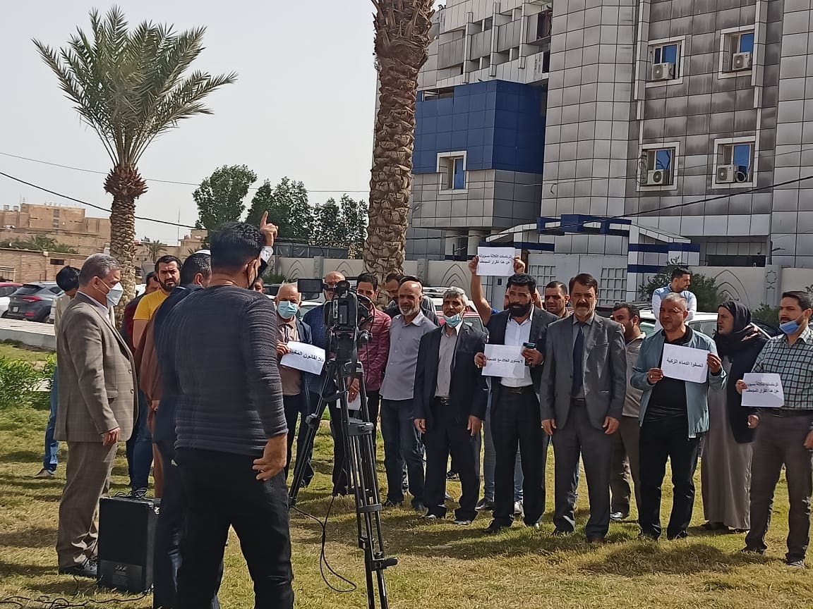 بالصور وقفة احتجاجية رافضة لقانون المغيبين في كربلاء: تشريع قانون المغيبين يساوي بين الضحية والجلاد