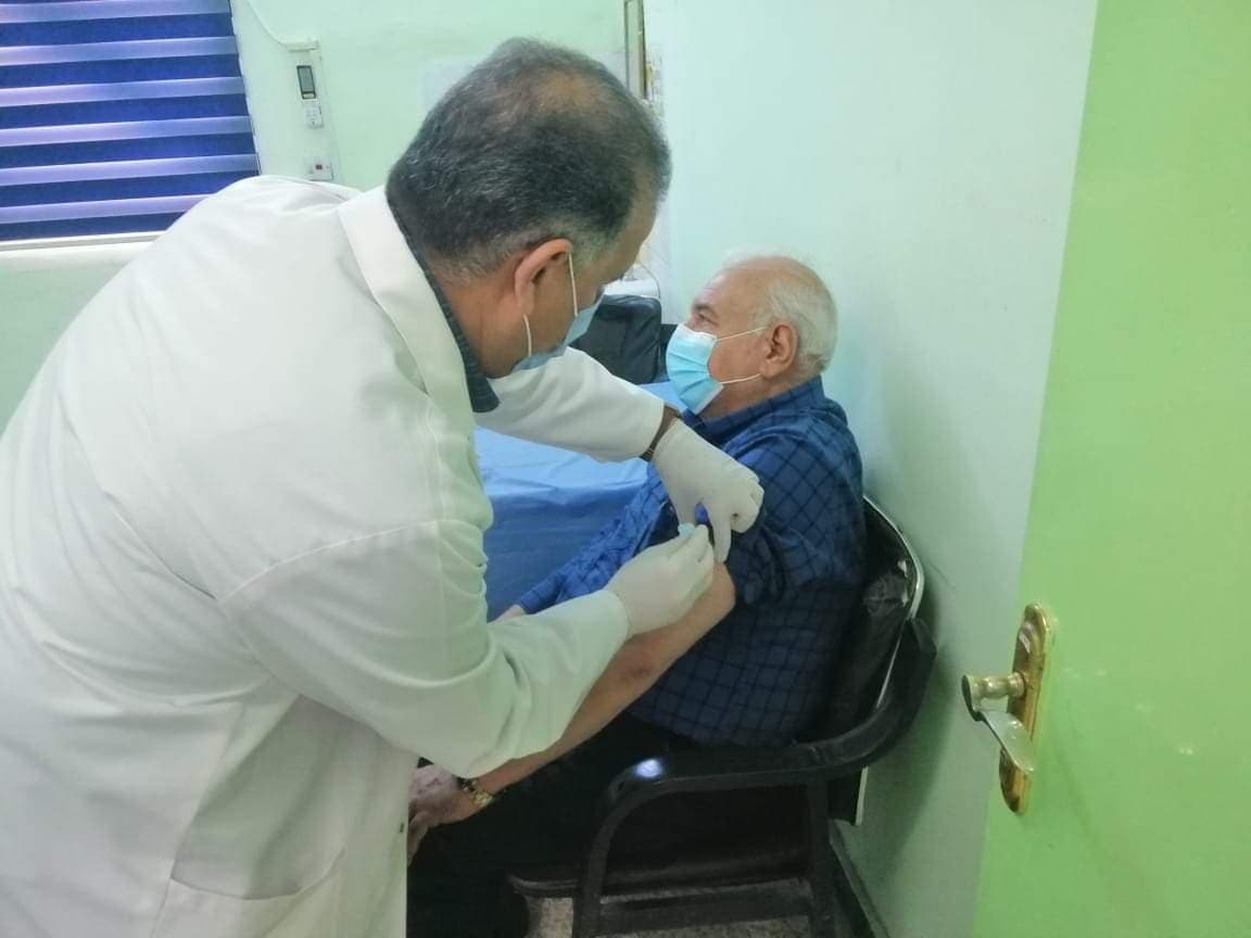 كربلاء تُباشر بتطعيم المُواطنين بلقاح " أسترازينيكا " وسط إقبال لافت على أخذ اللقاح المُضاد لكُورونا