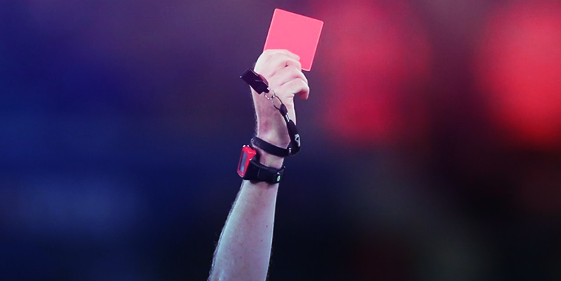 طرد لاعب برازيلي بعد 17 ثانية من بداية المباراة