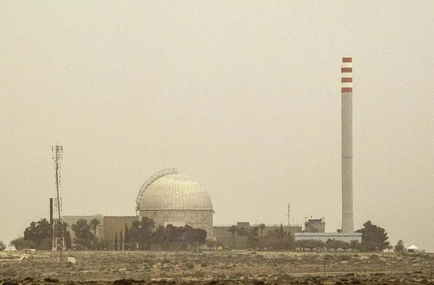 سقوط صاروخ قرب مفاعل ديمونة انطلاقه من سوريا . وإسرائيل ترد بقصف "أهداف" في الداخل السوري