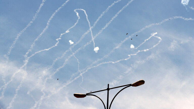 صفارات الإنذار في تل أبيب ومدن أخرى وسط إسرائيل على خلفية هجوم صاروخي مكثف من غزة