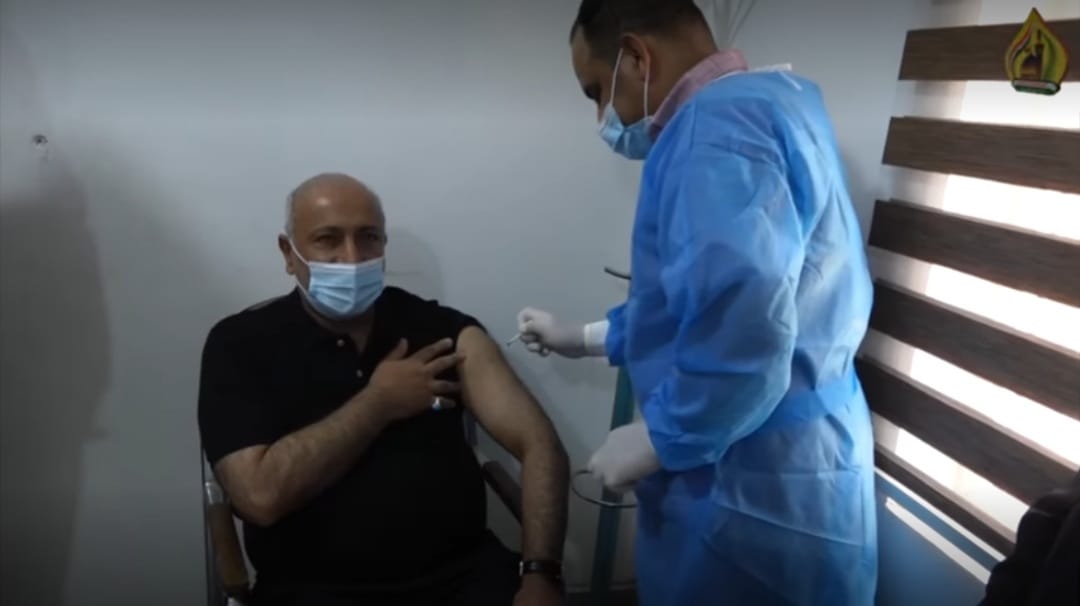 بالصوره:محافظ كربلاء يأخذ لقاح كورونا