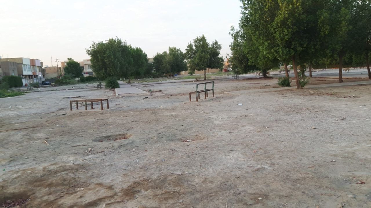 بالصور:منطقة في كربلاء تشكو من وجود حديقة قاحلة يحيطها الظلام والاهمال