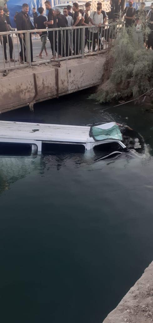إنقاذ حياة 17 زائر بعد سقوط عجلتهم داخل إحدى الأنهر في كربلاء(مصور)