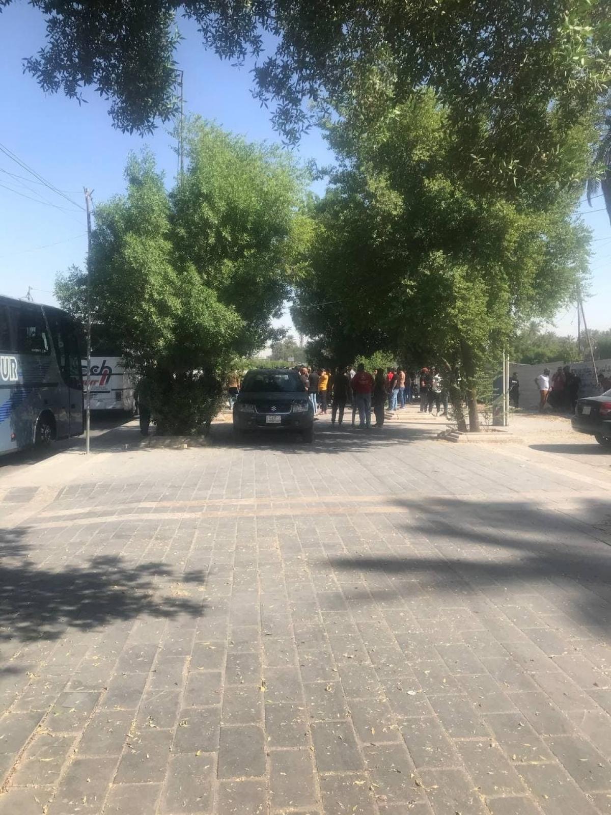 خاسرون بالانتخابات  يتظاهرون امام  بوابة المنطقة الخضراء احتجاجا على نتائج الانتخابات