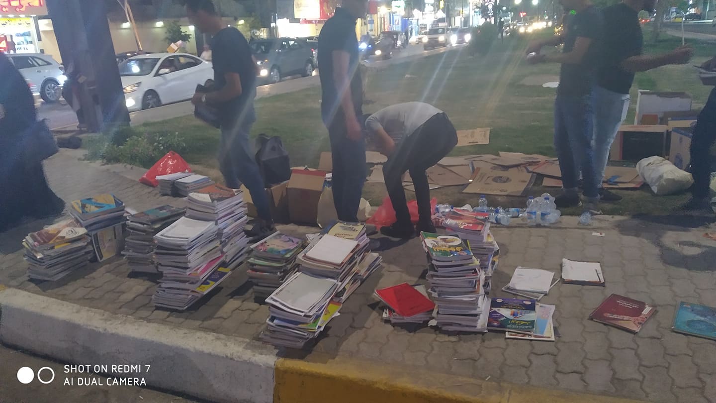 كربلاء:حملة شبابية لتوفير احتياجات وملازم طلبة السادس الذين لاتتوفر لديهم امكانيات شرائها من الاسواق(صور)