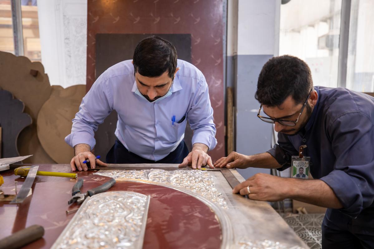 بالصور:العراقيون يصنعون شباك مرقد السيدة زينب عليها السلام