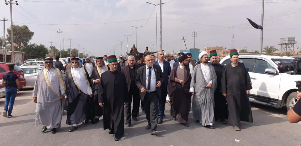 وفد العتبتين المقدستين الحسينية والعباسية يزور عوائل ضحايا المقدادية وينقل لهم تعازي المرجعية