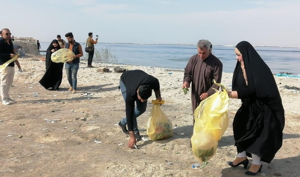 بالصور:حملة شبابية في كربلاء لتنظيف بحيرة الرزازة