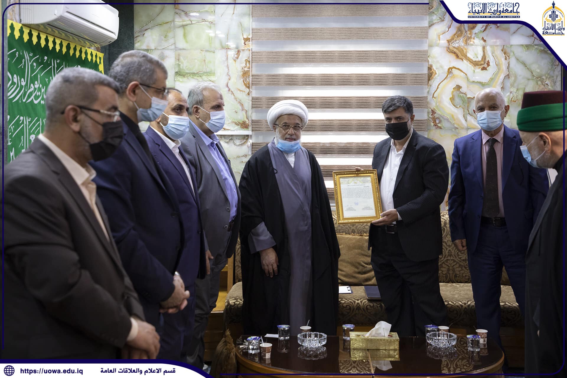 الشيخ الكربلائي يكرم الدكتور افضل الشامي بعد انتهاء مدة تكليفه بمهام رئاسة هيئة التعليم الجامعي بالعتبة الحسينية