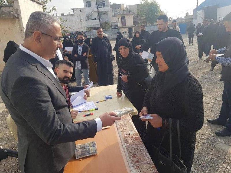 وزارة الهجرة والوقف السني يباشران بتوزيع منح مالية لـ 545 عائلة نازحة في مخيمات السليمانية لتشجيعها على العودة طوعيا