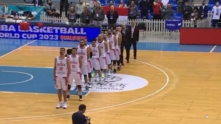 سوريا ترد على عزف الشيد الوطني الايراني بدلا عن نشيدها الوطني خلال مباراة لكرة السلة