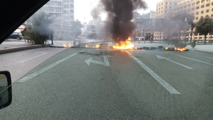 لبنان: محتجون يقطعون الطرقات احتجاجاً على سوء الأوضاع المعيشية