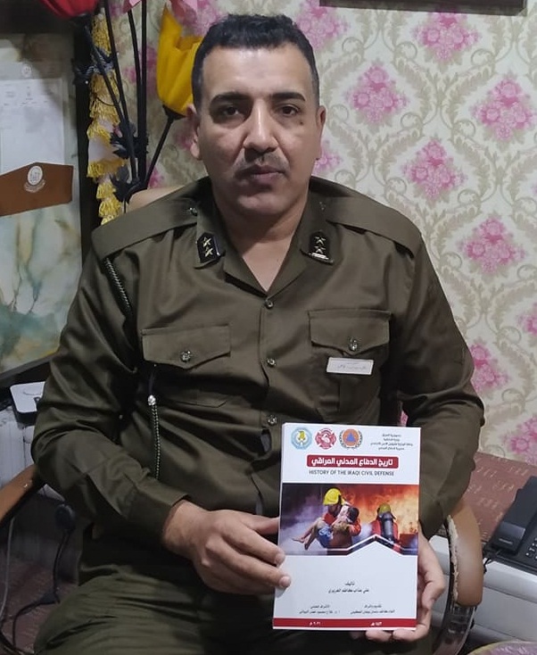 بالصور:مفوض في وزارة الداخلية يوثق تاريخ الدفاع المدني العراقي في كتاب يعتبر مصدرا بحثيا