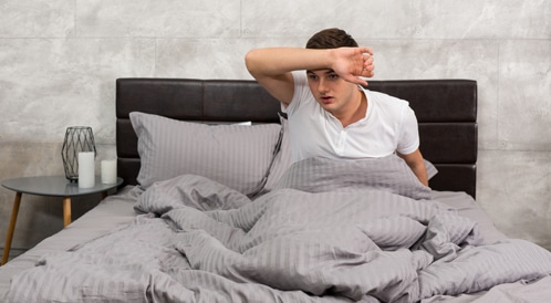 أعراض المتحور أوميكرون.. علامة واضحة تظهر ليلاً