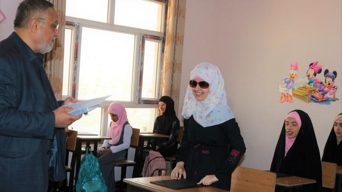 منح مالية و تعليم مجاني من "العتبة الحسينية" للمكفوفين