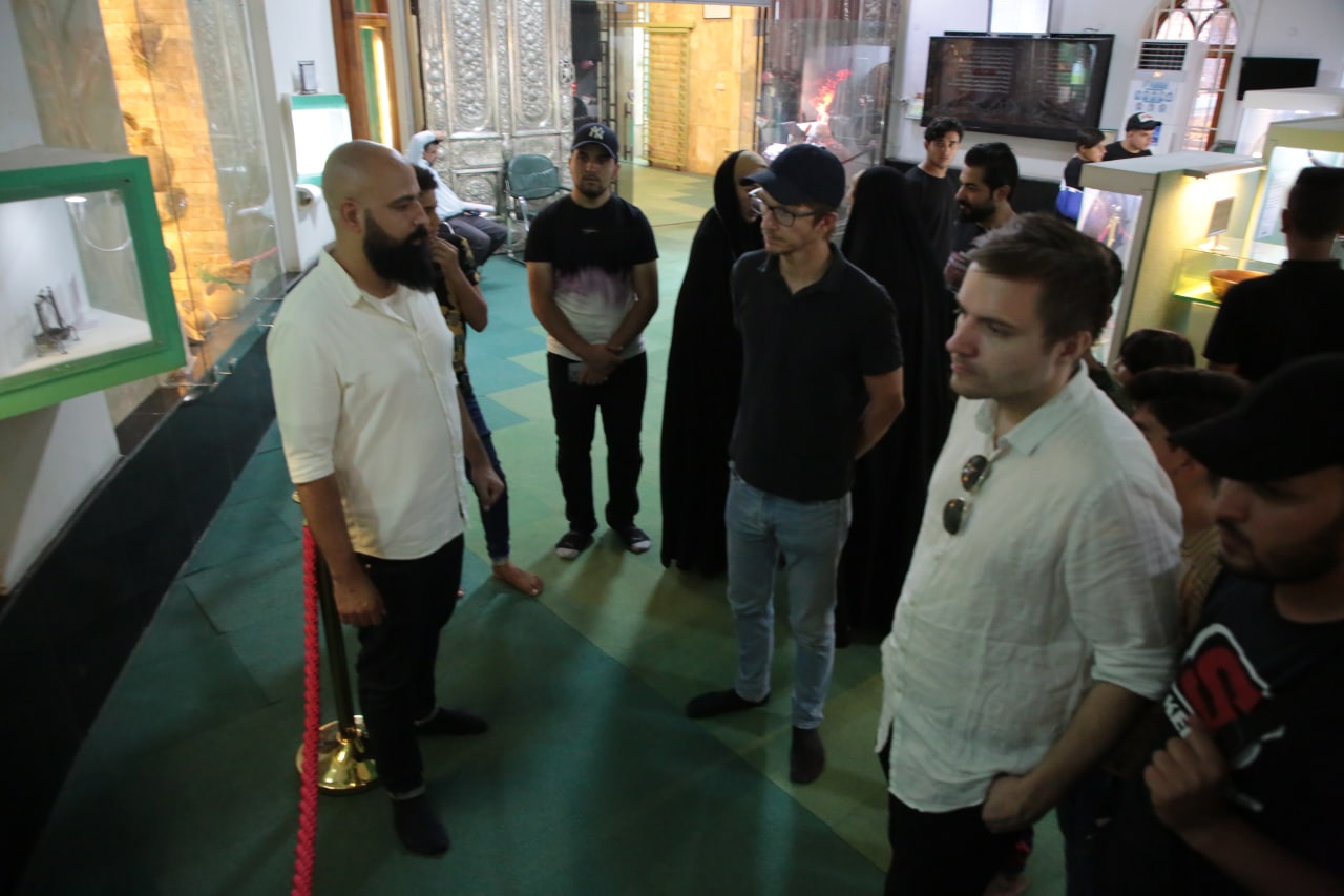 وفد اوربي متعدد الجنسيات يزور العتبات المقدسة في العراق:شاهدنا كيف يتبرك الزائرون وتبركنا مثلهم