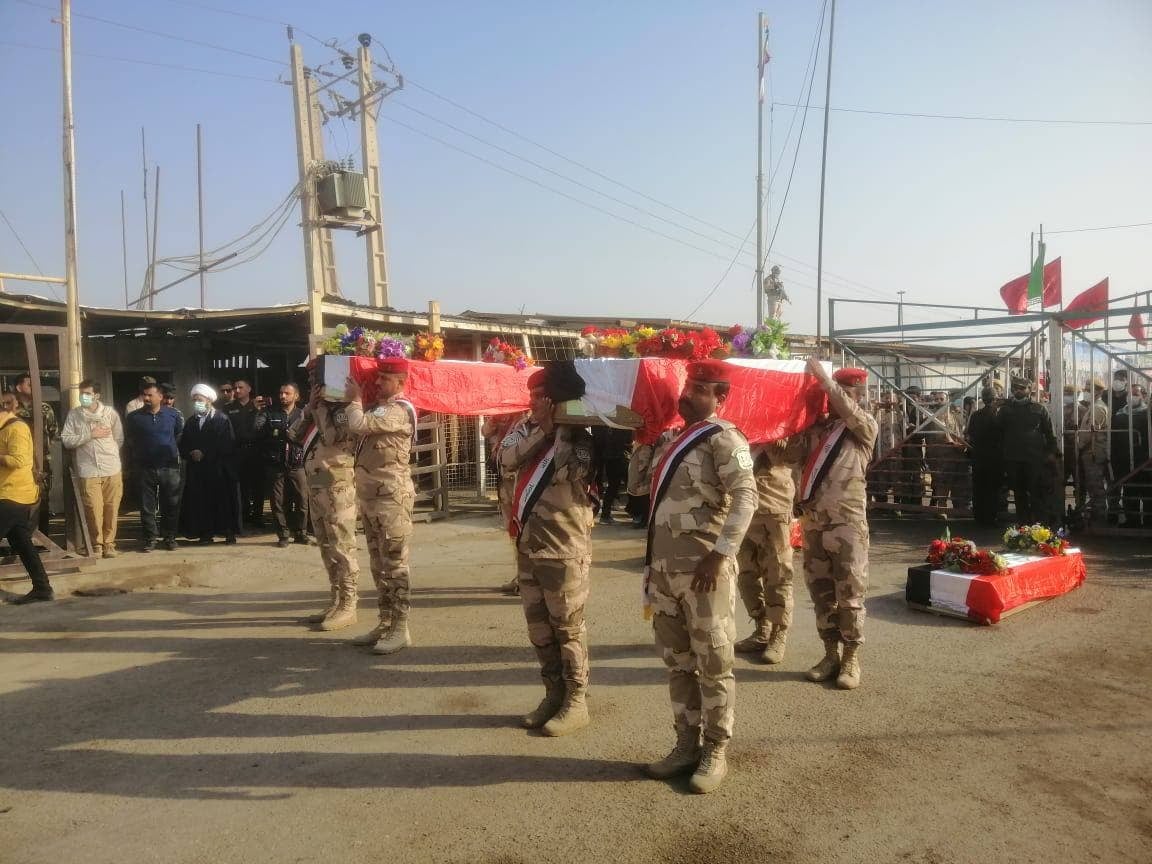 بالصور: العراق وإيران يتبادلان رفات أكثر من 60 جنديا