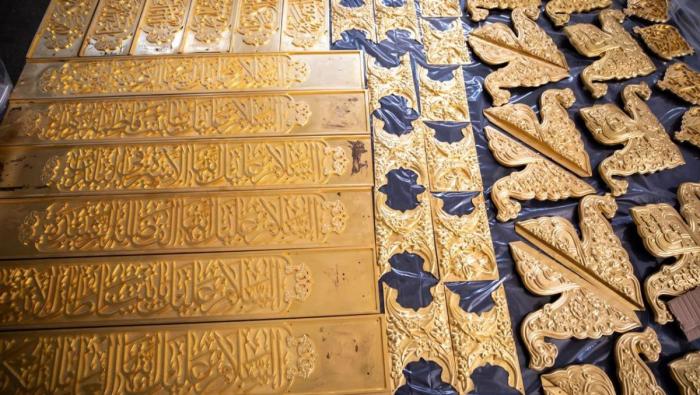 العراقيون يقتربون من إنجاز شباك مرقد السيدة زينب.. مطلي بذهب 24 (صور)