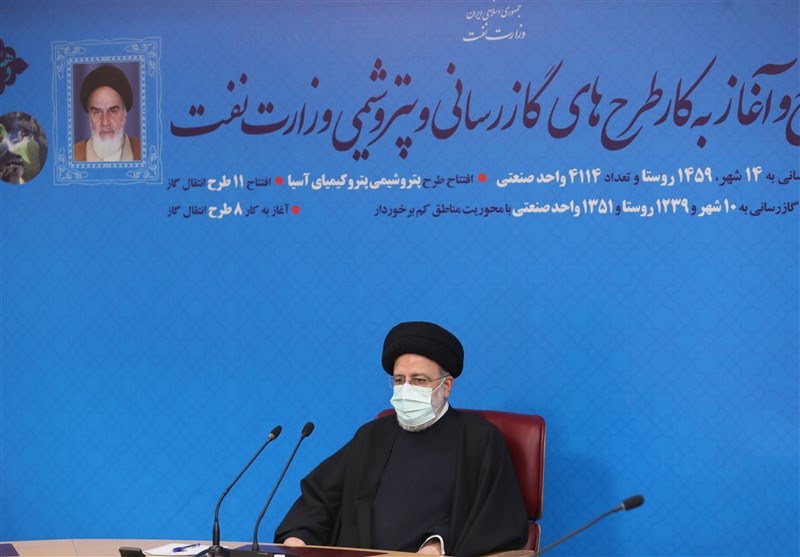 الرئيس الإيراني: يجب أن يبقى شعار لا شرقية ولا غربية عالياً