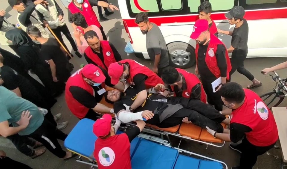 زيارة الامام الكاظم :خبراء طب الحشود ينقذون حياة شاب تعرض لصعقة كهربائية وسقوط من اعلى العمود في بغداد(صور)