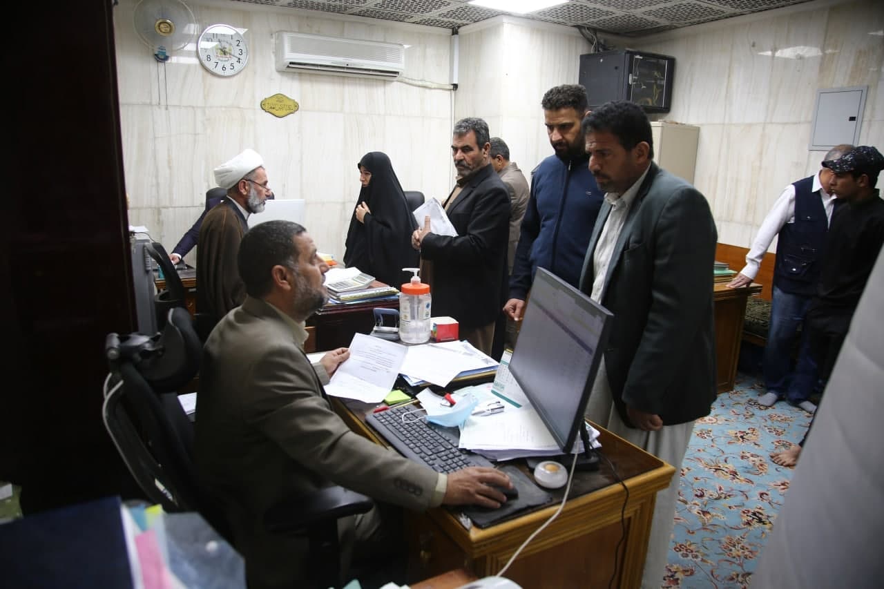 بالصور:من غرفة صغيرة فيها ثلاث منتسبين ...الاف الفقراء والايتام يتسلمون مساعدات المرجعية الدينية العليا