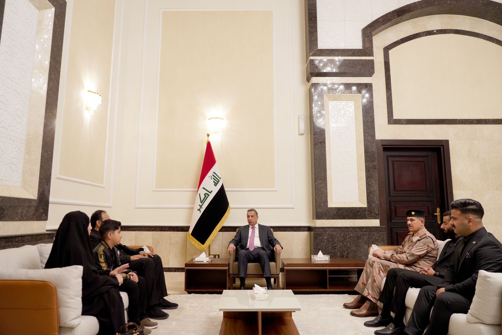 بالصور:الكاظمي يستقبل عائلة الشهيد المهندس عبير الخفاجي مدير بلدية كربلاء السابق.