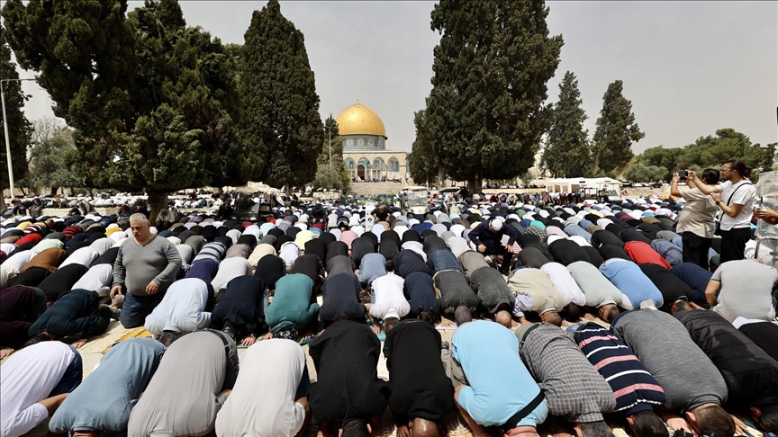 80 ألفا يؤدون صلاة الجمعة الأولى من رمضان في "الأقصى"