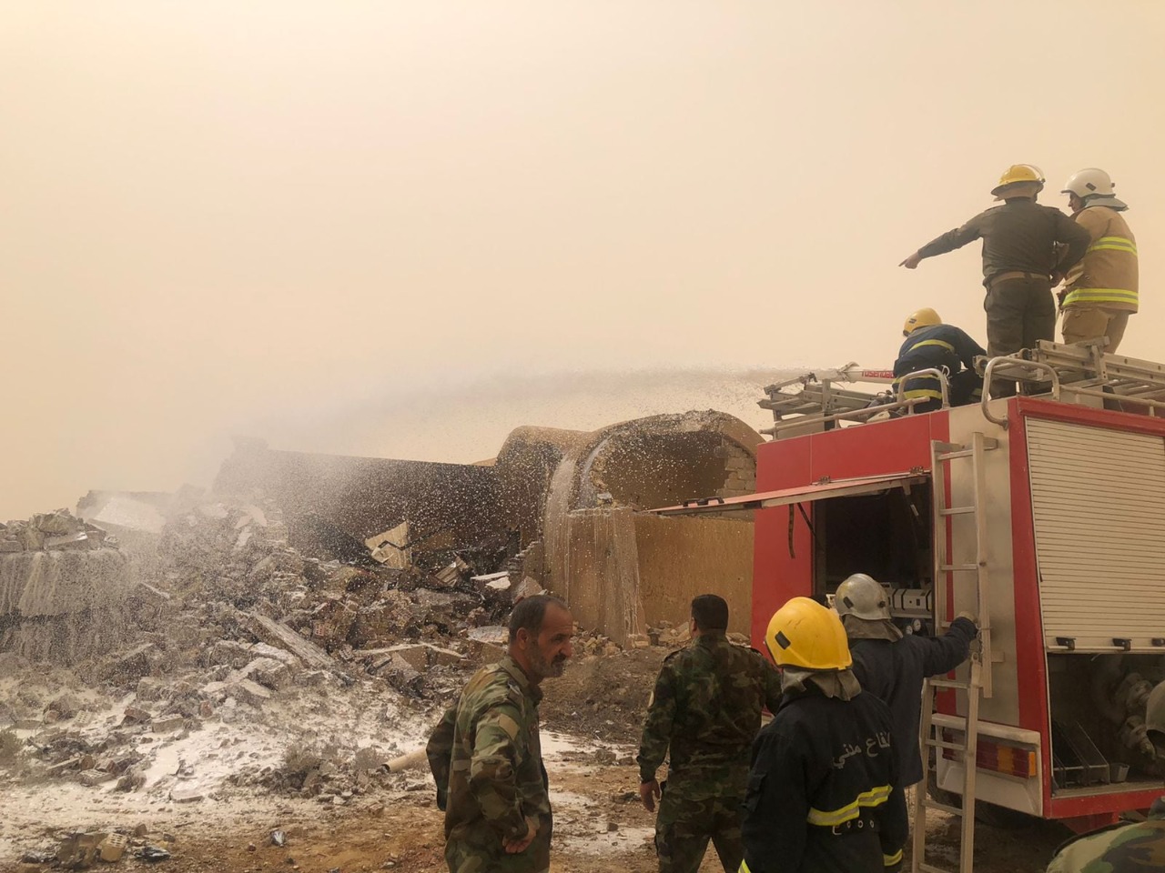 بالصور:الدفاع المدني يسيطر على حريق أحد مقرات فرقة العباس في كربلاء