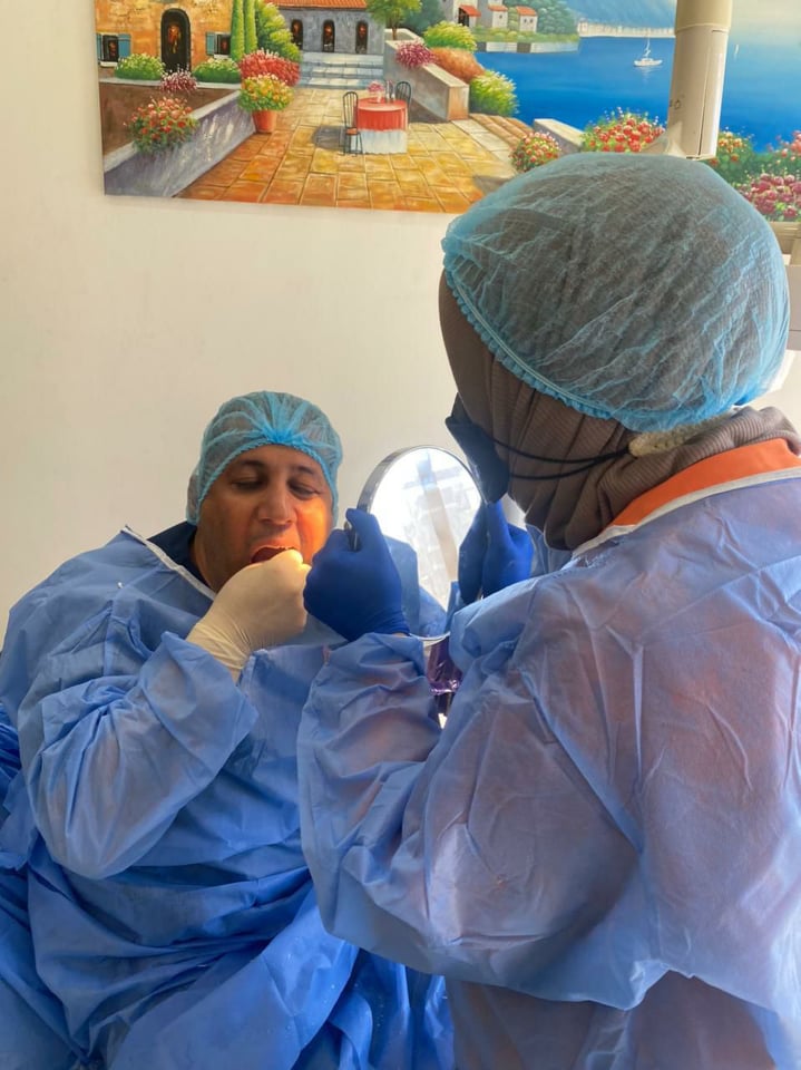 الاولى من نوعها في العراق ... تدريسي بجامعة كربلاء يجري عملية جراحية على نفسه