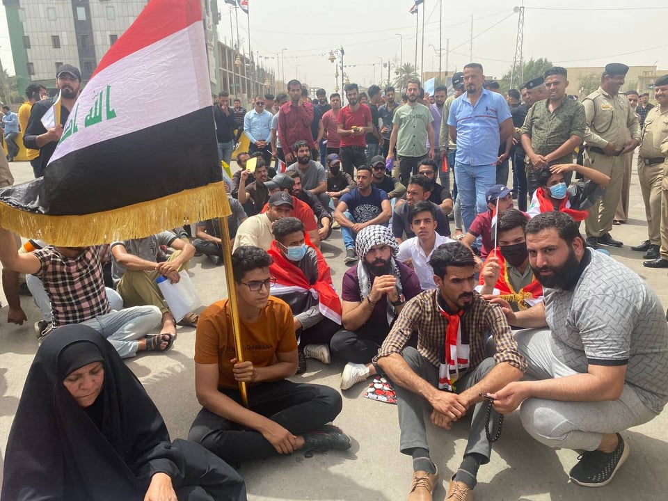 المئات من خريجي التربية غير المحاضرين يتظاهرون بكربلاء للمطالبة بحقهم لشمولهم بالتعيينات