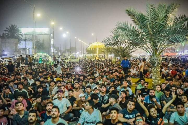 بالصور :ساحات كربلاء تمتلأ بالشباب لمشاهدة مباراة ريال مدريد ومانشستر ستي