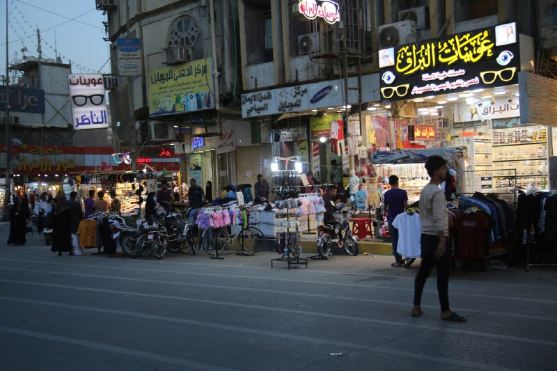 في كربلاء:بعد الاستيلاء على الارصفة بضائع المحال والعربات تنزل الى الشوارع