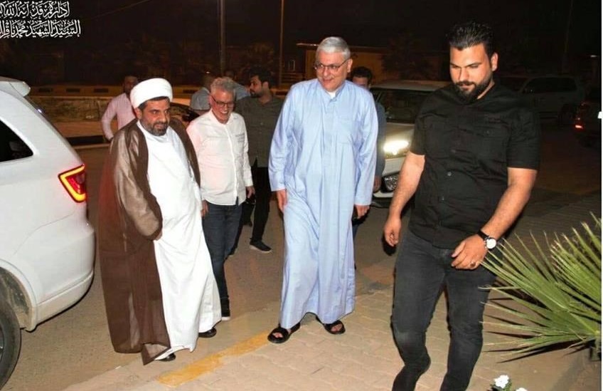 مرشح رئاسة الوزراء يزور مرقد والده في النجف