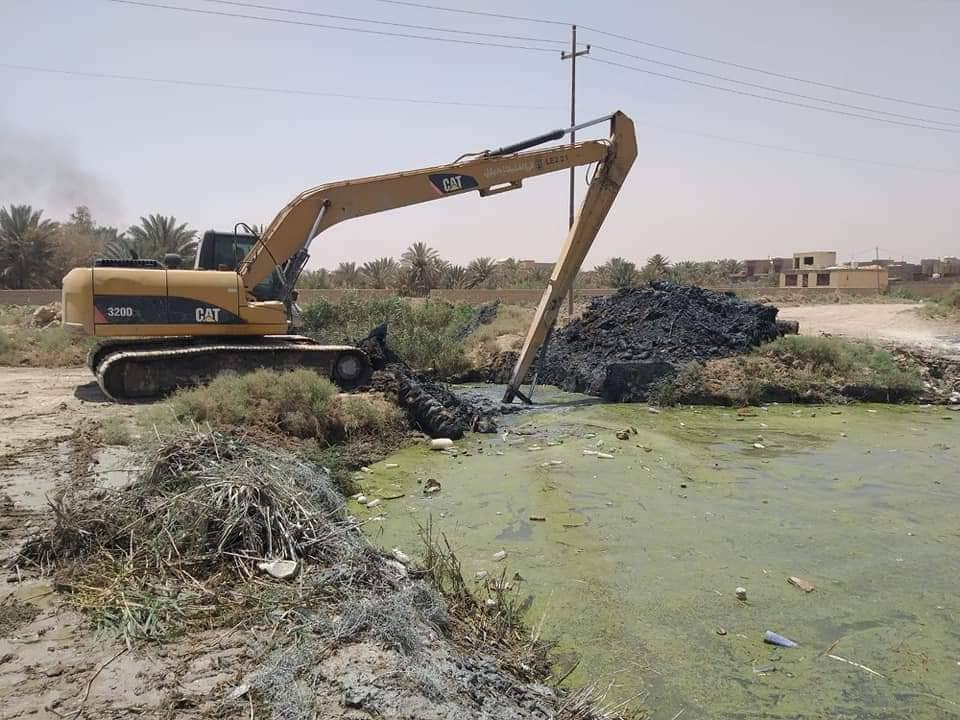 الجمعيات الفلاحية في كربلاء تتابع ميدانياً أعمال تطهير وفك الاختناقات للمبازل في قضاء الحسينية