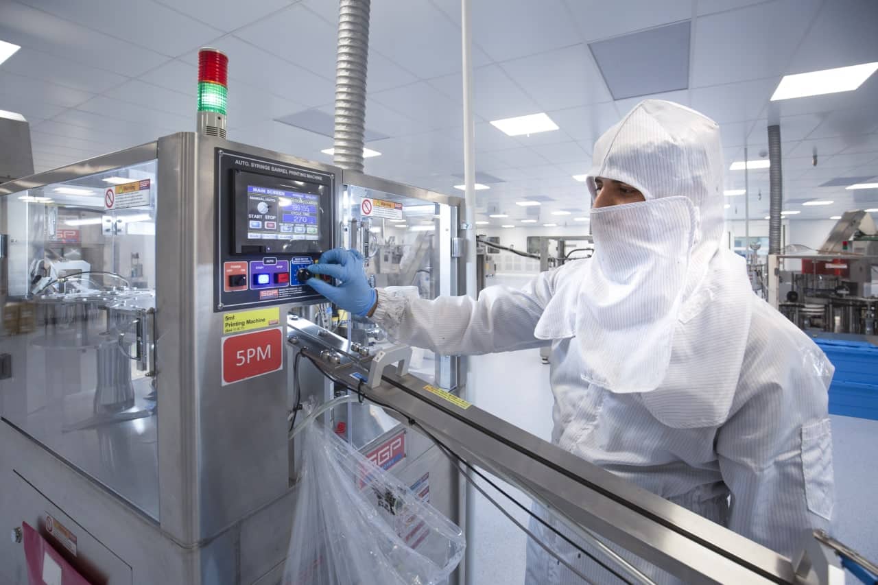 في كربلاء : وزارة الصحة العراقية تمنح مصنعا لإنتاج الحقن الطبية رخصة تشغيلية (مصور)