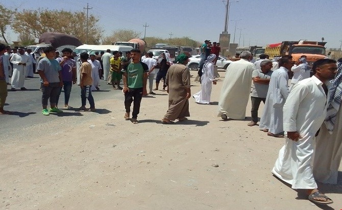العشرات يغلقون طرقاً رئيسية في كربلاء وبابل للمطالبة بإعادة فتح الأنهر