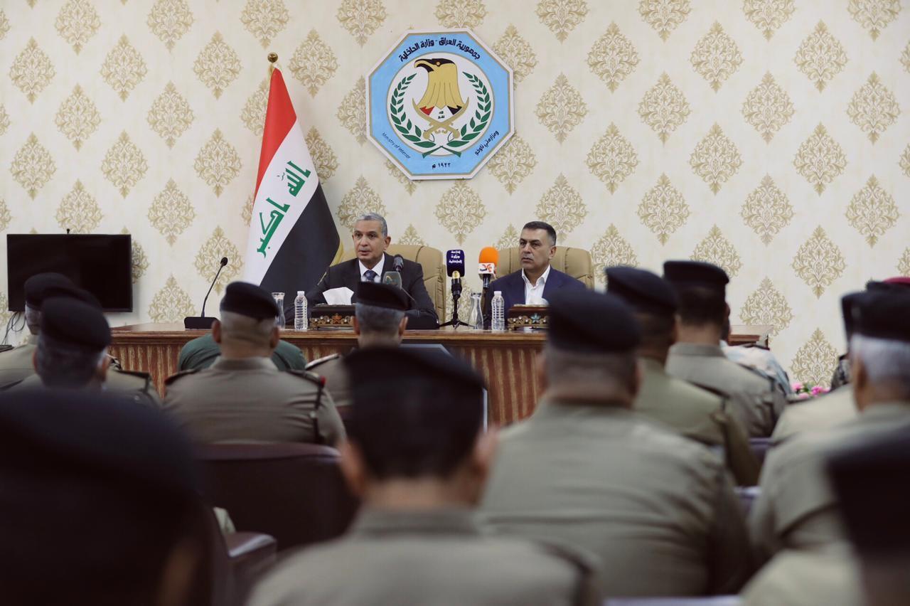 وزير الداخلية يعقد اجتماعاً موسعاً بالبصرة ويشيد بالجهود الكبيرة لدعم أمن المحافظة والاستعداد لخليجي 25