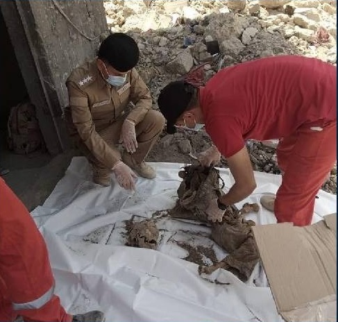 تحت ركام الموصل القديمة.. انتشال 6 جثث تعود لمعارك التحرير من داعش(صور)