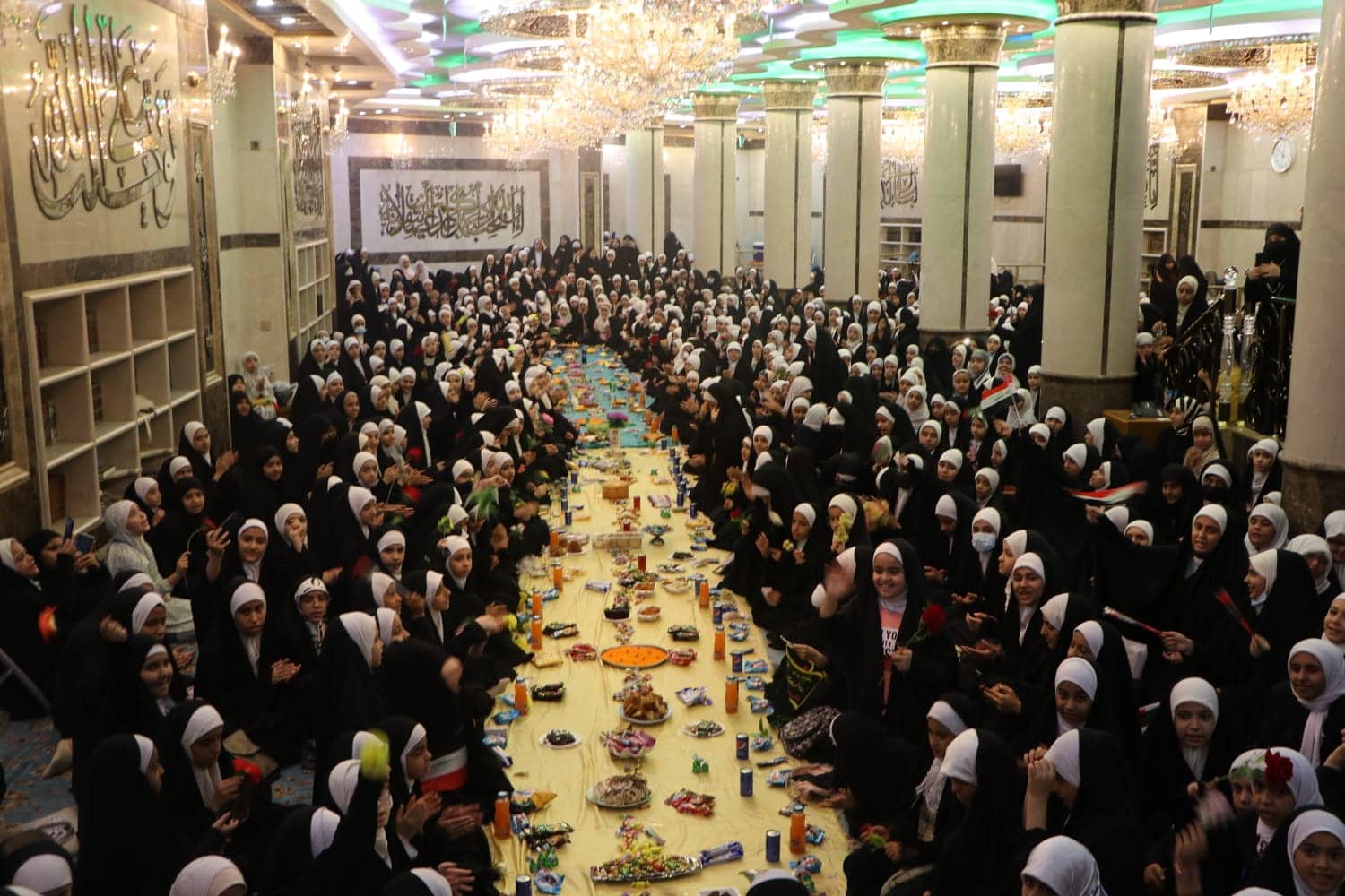 طالبات يحتفلن بالمنهج الغديري في العتبة الحسينية المقدسة(مصور)